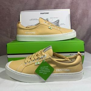 Cariuma Pantone Collab Cornsilk OCA Sneakers NWT